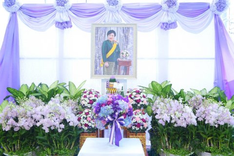 ๐๙๘ เมื่อวันที่ ๒๖ กรกฎาคม ๒๕๖๒ นายกสมาคมภริยาฯ พร้อมด้วยคณะกรรมการฯ ร่วมลงนามถวายพระพรชัยมงคลและ...