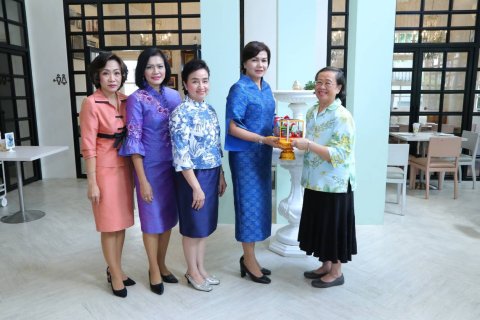 ๐๑๑ เมื่อวันที่ ๒​๖ ตุลาคม​ ๒๕​๖​๑ นายก​สมาคม​ภริยา​ฯนำคณะกรรม​การสมาคม​ฯ​ เข้าเยี่ยมคารวะ คุ...