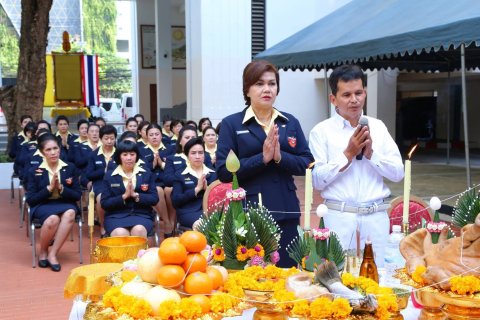 ๐๐๒ เมื่อวันที่ ๙ ตุลาคม ๒๕๖๑ นายกสมาคมภริยาฯ นำคณะกรรมการสมาคมฯสักการะสิ่งศักดิ์สิทธิ์ ณ สมา...
