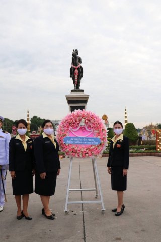 ๐๑๑ คณะกรรมการสมาคมฯ ร่วมพิธีวางพวงมาลาและถวายราชสักการะพระบรมราชานุสาวรีย์ รัชกาลที่ ๕