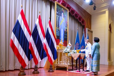 ๐๘๒ ปลัดกระทรวงกลาโหม และนายกสมาคมภริยาฯ พร้อมด้วยหัวหน้าหน่วยขึ้นตรงและภริยา ร่วมพิธีเฉลิมพระเกี...