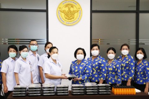 ๐๓๗ นายก สคภ.สป. พร้อมด้วยคณะกรรมการสมาคมฯ มอบการ์ดอวยพรปีใหม่ให้บุคลากรทางการแพทย์