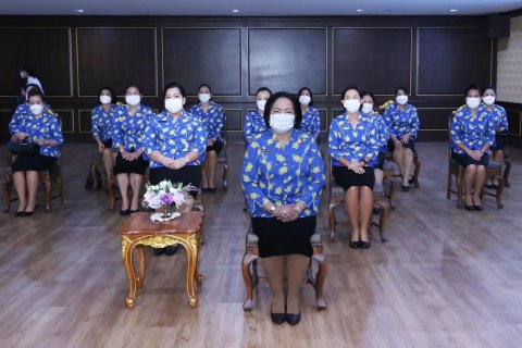 ๐๓๑ นายก สคภ.สป. พร้อมด้วยคณะกรรมการสมาคมฯ มอบรางวัลกิจกรรมโครงการประกวดภาพวาดระบายสี ภายใต้หัวข้...