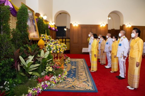๐๕๖ ปลัดกระทรวงกลาโหมและนายก สคภ.สป. นำคณะนายทหารชั้นผู้ใหญ่และภริยา ทูลเกล้าฯ ถวายแจกันดอกไม้ พร...