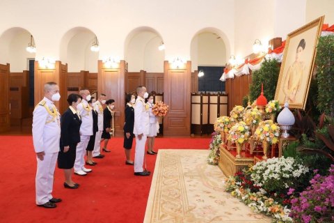 ๐๕๘ ปลัดกระทรวงกลาโหมและนายก สคภ.สป. นำคณะนายทหารชั้นผู้ใหญ่และภริยา ทูลเกล้าฯ ถวายแจกันดอกไม้ พร...