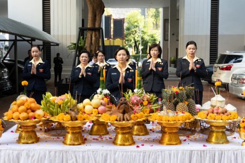 ๐๑๗ พิธีสักการะสิ่งศักดิ์สิทธิ์ เนื่องในโอกาสเข้ารับตำแหน่งคณะกรรมการบริหารสมาคมภริยา ข้าราชการสำ...