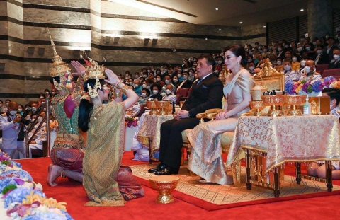 ๐๑๖ ปล.กห. และนายก สคภ.สป. เฝ้าทูลละอองธุลีพระบาท พระบาทสมเด็จพระเจ้าอยู่หัว และสมเด็จพระนางเจ้าฯ...