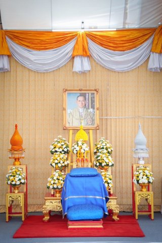 ๐๕ ปล.กห. และนายกสมาคมฯ ร่วมพิธีทำบุญตักบาตร เนื่องในวันนวมินทรมหาราช